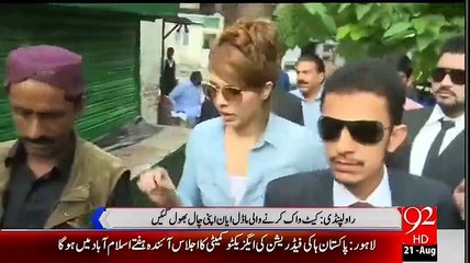 Ayaan Ali Fell Down and sliped During A Cat Walk In the Court