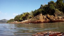 Navegação em reciclados, garrafas PET, nas praias as praias de Ubatuba, Brasil