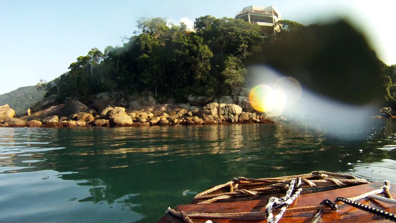 Navegação em reciclados, garrafas PET, nas praias as praias de Ubatuba, Brasil