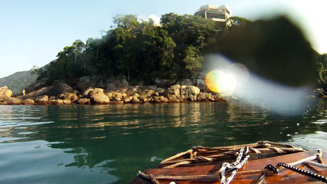 Navegação em reciclados, garrafas PET, nas praias as praias de Ubatuba, Brasil