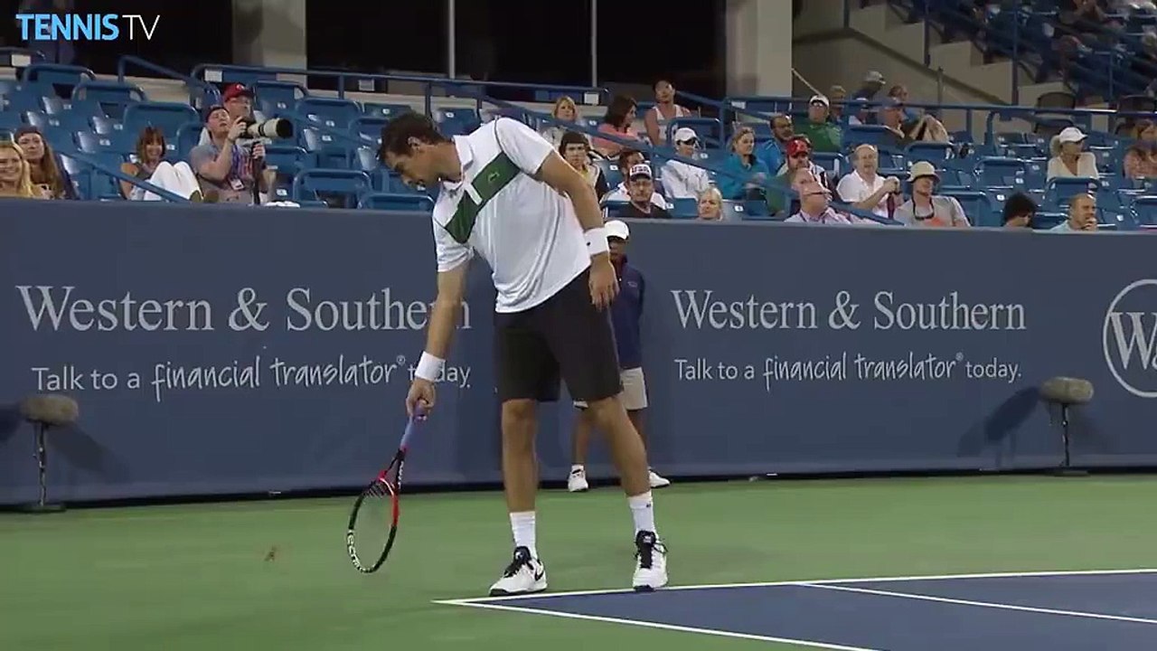 Un ramasseur de balle tue un insecte en plein match de tennis... Tournois ATP Cincinnati Masters