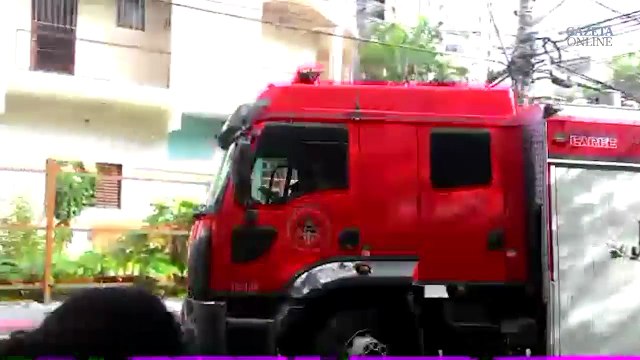 Carro pega fogo em Pontal de Camburi, em Vitória