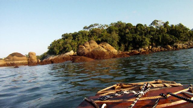Navegação em reciclados, garrafas PET, nas praias as praias de Ubatuba, Brasil