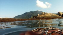 Navegação em reciclados, garrafas PET, nas praias as praias de Ubatuba, Brasil