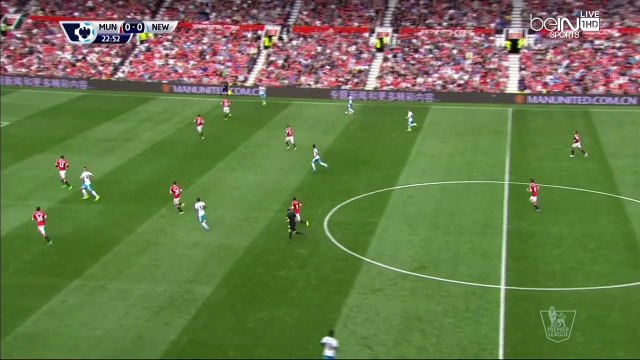 العارضة تحرم نيوكاسل من هدف رائع في مانشستر يونايتد