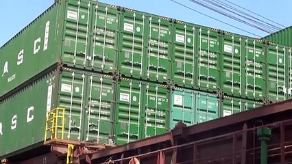 سفينة تجارية في ميناء عدن للمرة الاولى منذ بدء النزاع