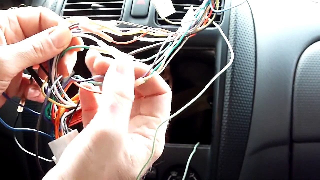 Pioneer double din AVH-P1400DVD installation dans Protege avec kit Scosche MA1541B