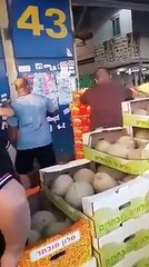 تاجر يهودي يشتم تاجر عربي .. شاهدو ماذا فعل التاجر العربي