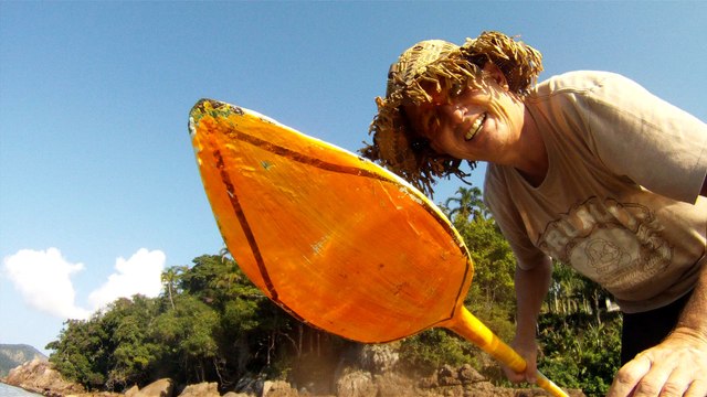 Navegação em reciclados, garrafas PET, nas praias as praias de Ubatuba, Brasil