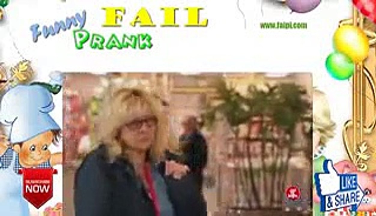 Funny Clumsy Art Exhibit REBfiL8iKhU
