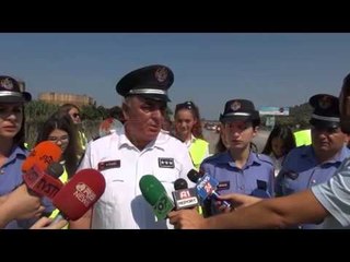 Vlorë, policia i pret pushuesit me lule dhe broshura mbi rregullat e qarkullimit-Ora News-