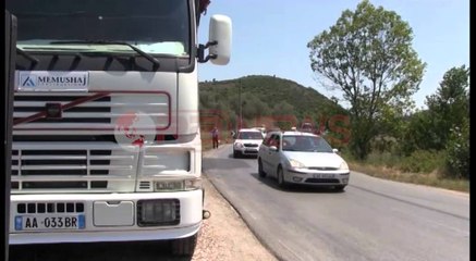 Motoçikleta përplaset me kamionin, dy të plagosur, njëri në gjendje kome- Ora News