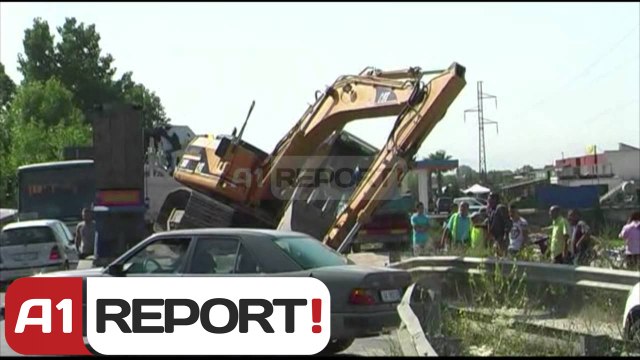 A1 Report - Videolajm/ ...Kur bie eskavatori i ngarkuar mbi kamion,kaos në trafik