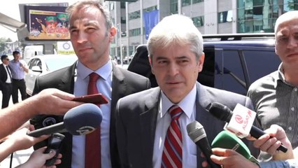 Han i filloi takimet me liderët shqiptarë Ahmeti e Thaçi