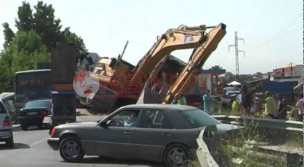 Rrëzohet eskavatori, paralizoi disa orë qarkullimin në kryqëzimin e Fushë Krujës- Ora News