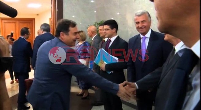 Ministri i Jashtëm i Greqisë nis vizitën, takim me Bushatin në Ministri- Ora News- Lajmi i fundit-