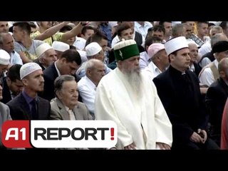 A1 Report - Kremtohet Fier Bajrami, mijëra besimtare lutje në shesh