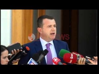 Balla e Ahmetaj kundër Blushit e quajnë gënjeshtar dhe me qëndrime emocionale - Ora News-