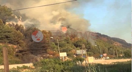 Vijojnë flakët në malin e Shëngjinit, bllokohet lëvizja e makinave në Lezhë- Shëngjin- Ora News