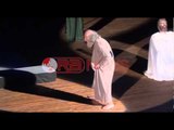 Mirush Kabashi mban mbërthyer spektatorin edhe në shfaqjen e 150-të të “Apologjia e Sokratit”
