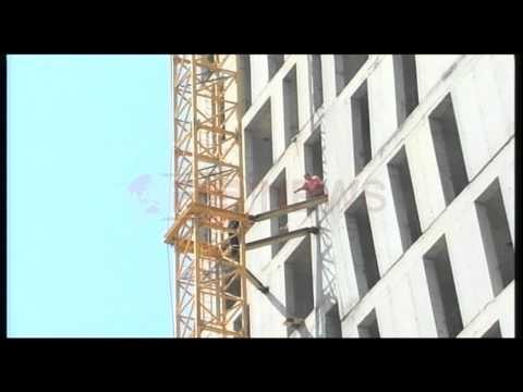 Tiranë, tentoi të vetëhidhet nga vinçi, zjarrfikësi e bind të heqë dorë - Ora News- Lajmi i fundit-