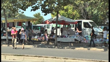 Télécharger la video: Pastrimi i Tiranës. Veliaj: Mirëmëngjes, Bërryli! Sot lirojmë sheshin!..