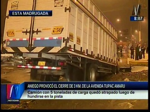 Comas: Pista se 'tragó' a un camión que transportaba 5 toneladas de papa [Video]