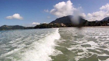 Passeio nas ondas e areias de  Ubatuba, SP, Brasil,  2015