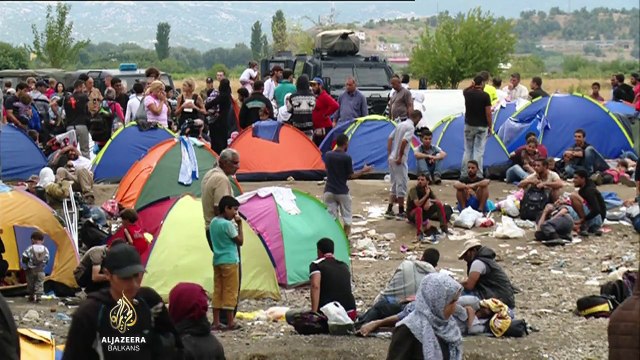 Hiljade izbjeglica na kiši, bez hrane i pomoći