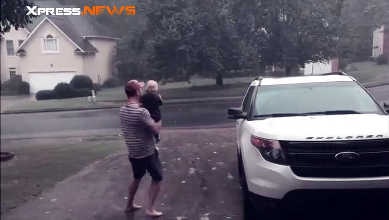 La réaction marrante d'une petite fille sous la pluie