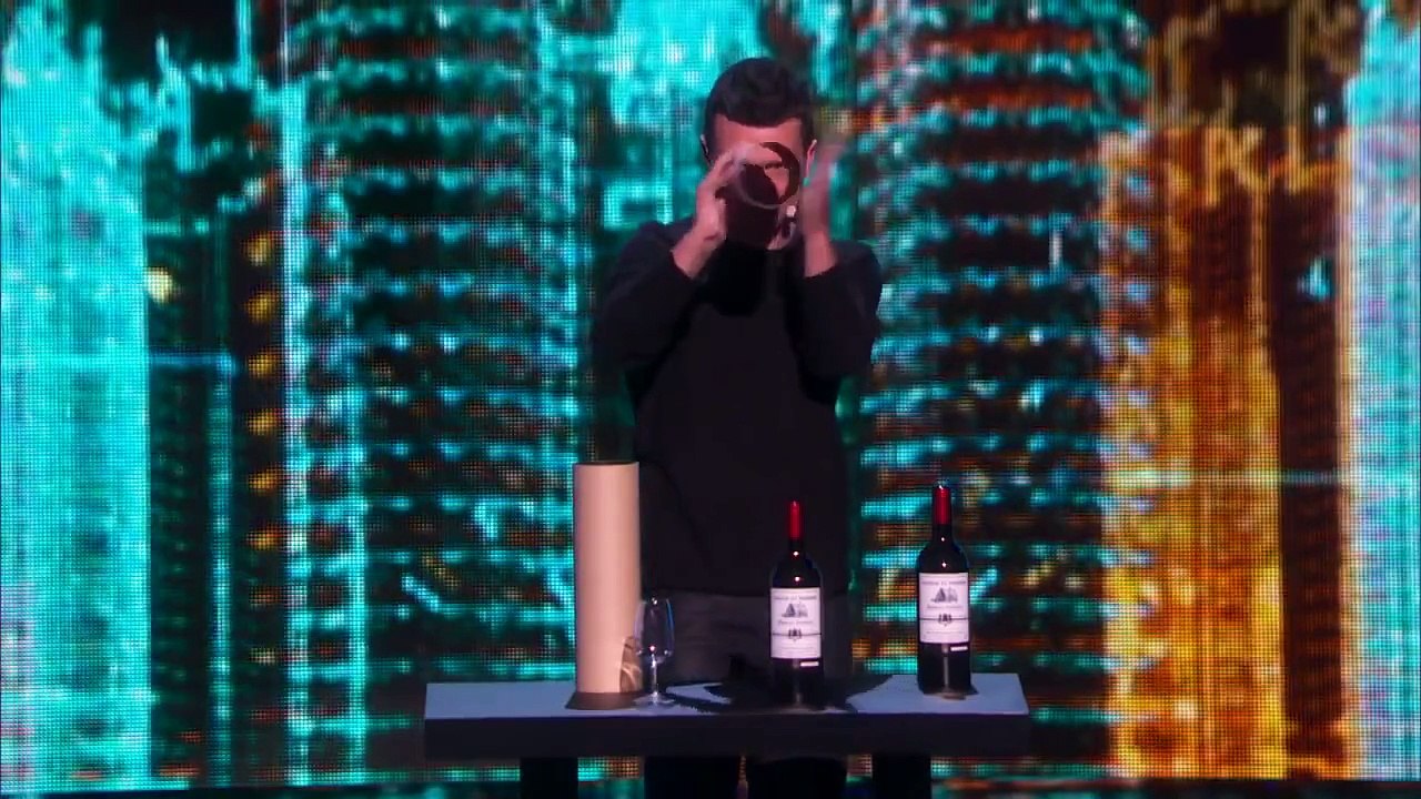 Le magicien Mat Franco fait un tour bluffant avec des bouteilles