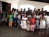 weeshuis in Malindi kinderen zingen een lied