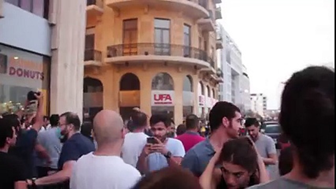 Liban - Soldiers firing bullets at protesters