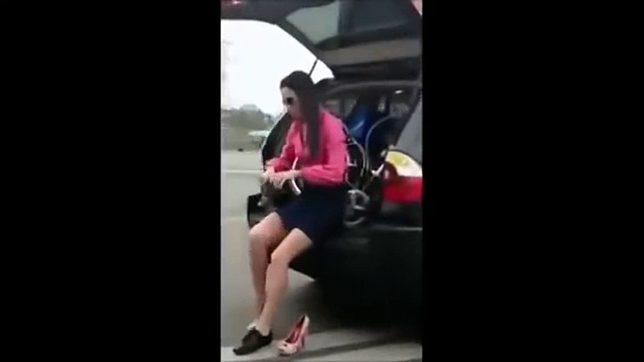 도로에서 옷을 벗는 여자 4