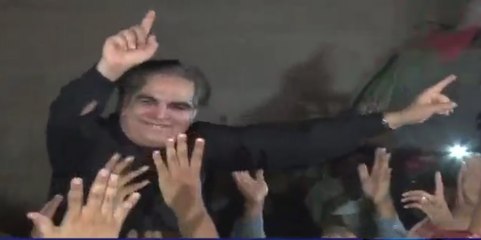 Chak De Phattay: Watch PTI leader Imran Ismail’s Bhangra After NA 122 Result