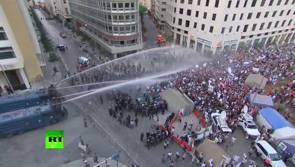 Descargar video: Police violently disperse trash protest in Beirut with water cannons, tear gas