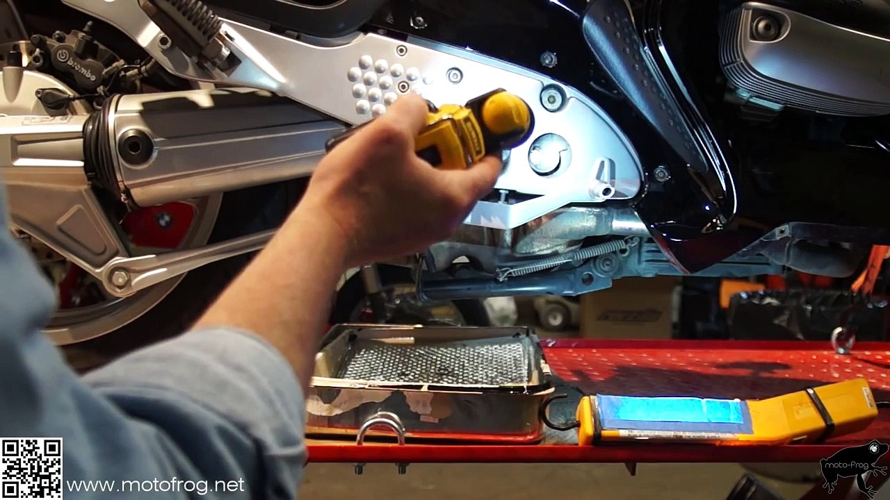 BMW R1100RT Gearbox Oil Change video Dailymotion