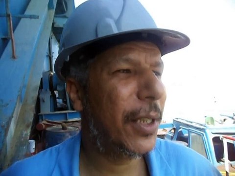 أحد العاملين بقناة السويس الجديدة على كراكة تابعة لهيئة قناة السويس اكتوبر2014