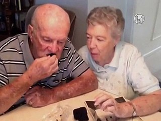 Пара из США 60 лет ест один и тот же свадебный торт