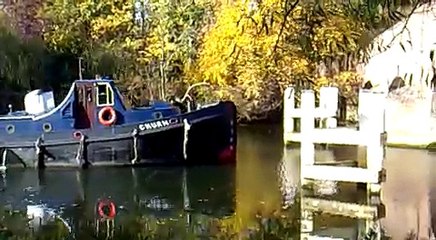 Bearwoodbrown  Tug boat, CHURN, Hits  Historic Sonning Bridge