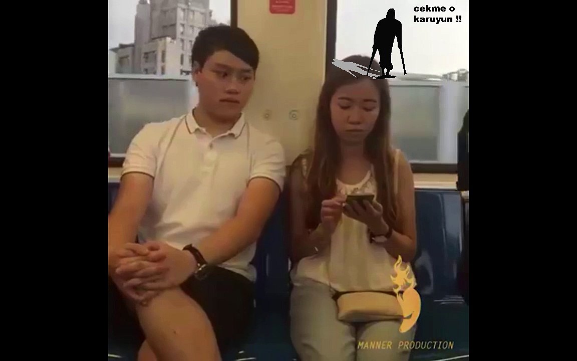 gözlerini pek hızlı oynatabilen dikizci çocuk.