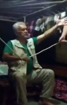 Tour de magie avec les mains attachées