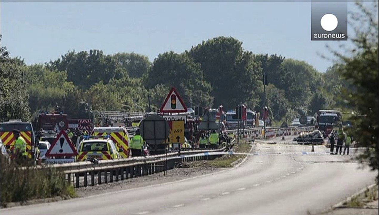 Historischer Militärjet stürzt auf Schnellstraße