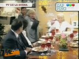 China Zorrilla hablando por telefono en la Mesa de MIrtha Legrand