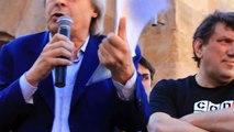 Vittorio Sgarbi in Piazza Verdi a La Spezia