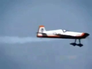 Save Pilot when Plane Wing broke during Flying