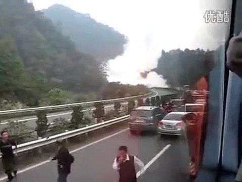 Explosion d'un camion de Propane sur l'autoroute en Chine