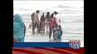 Karachiites enjoy weather at sea view