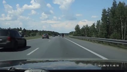 WTF ! Un ours conduit sur l'autoroute une moto en Russie !