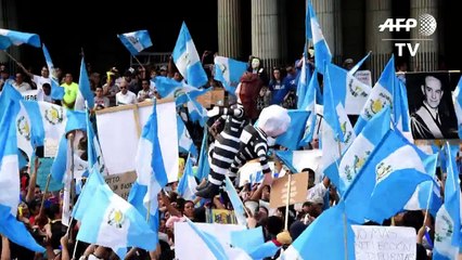 آلاف يطالبون رئيس غواتيمالا بالاستقالة بعد فضيحة فساد